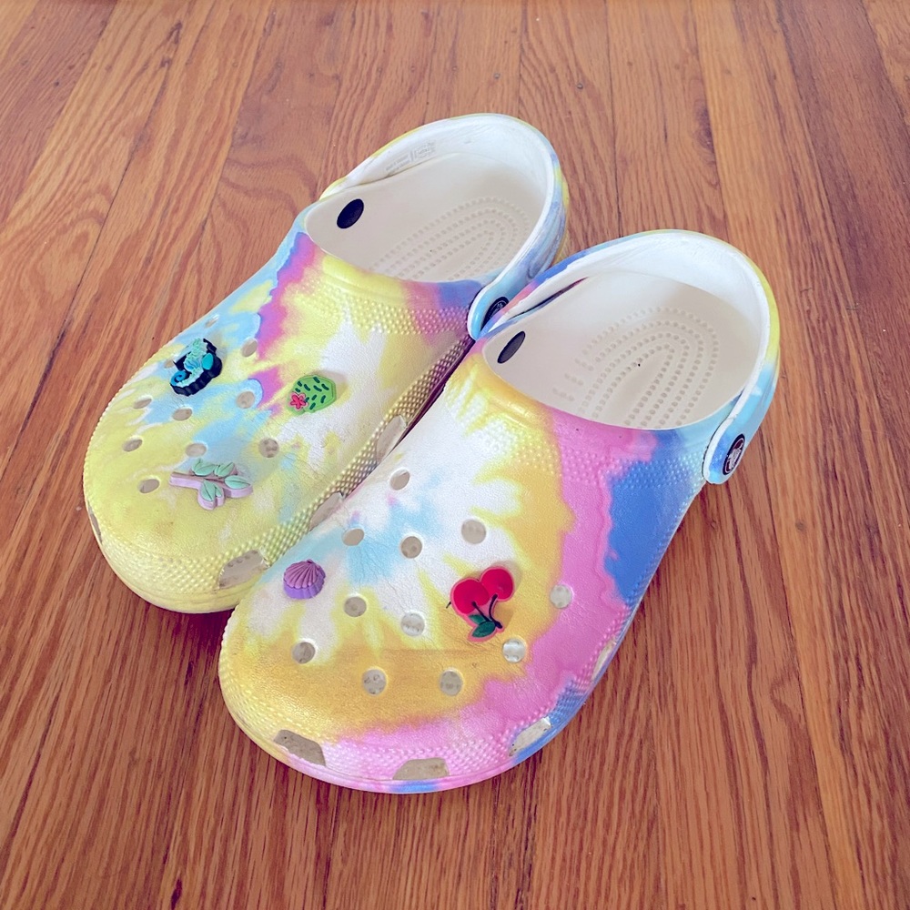 WOMENS SIZE 7.5/8 RAINBOW CROCS